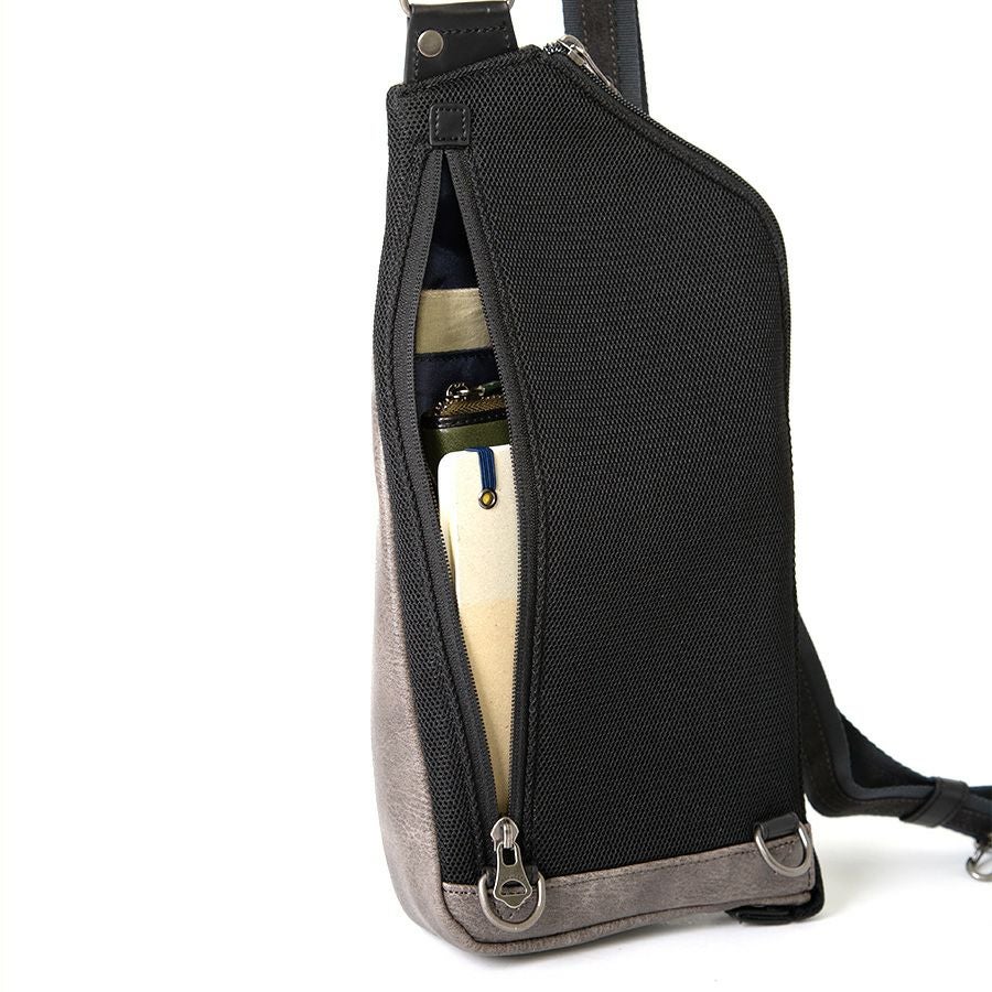 MOUSTACHE 薄マチボディバック 合皮×杢調ポリ BBB-4667