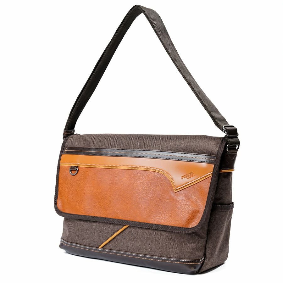 公式】 MOUSTACHE メッセンジャーバッグL シュリンク合皮×白化合皮×杢