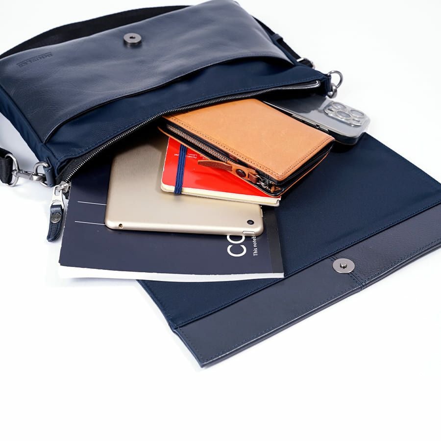 バッグ② Meadow Double Zip Camera Bag | Full grain leather, secure camera