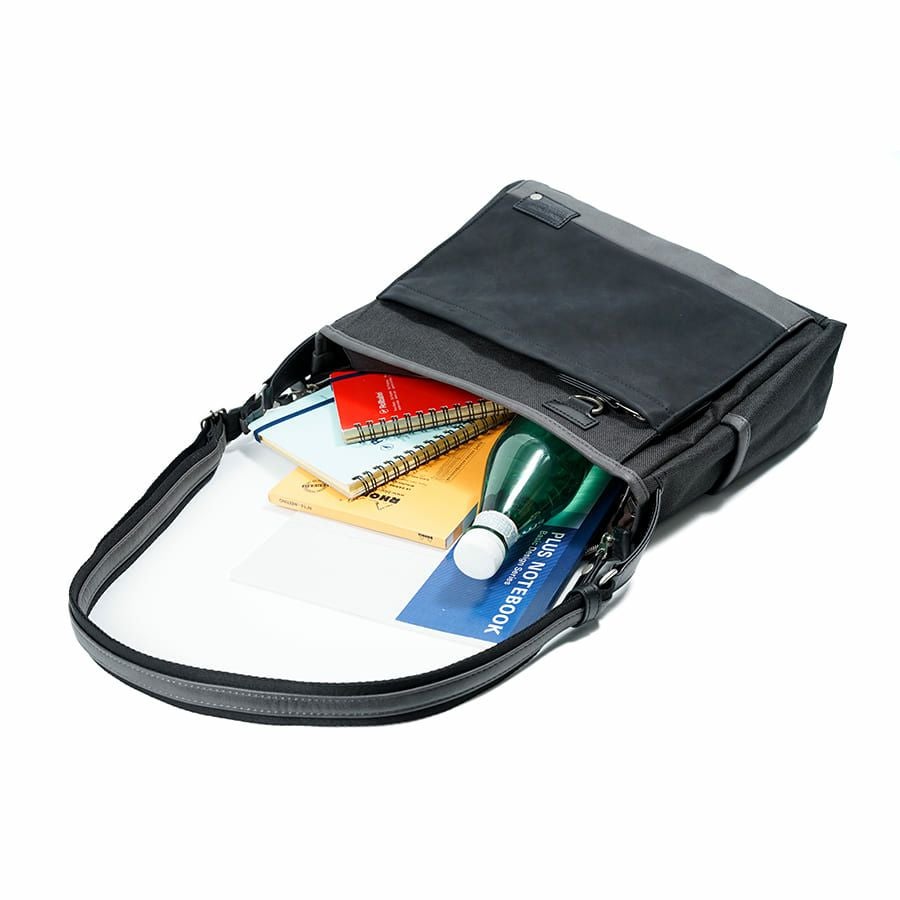 MOUSTACHE ショルダーバッグ ヌバック調合皮×合皮×ポリエステル JOH-4277