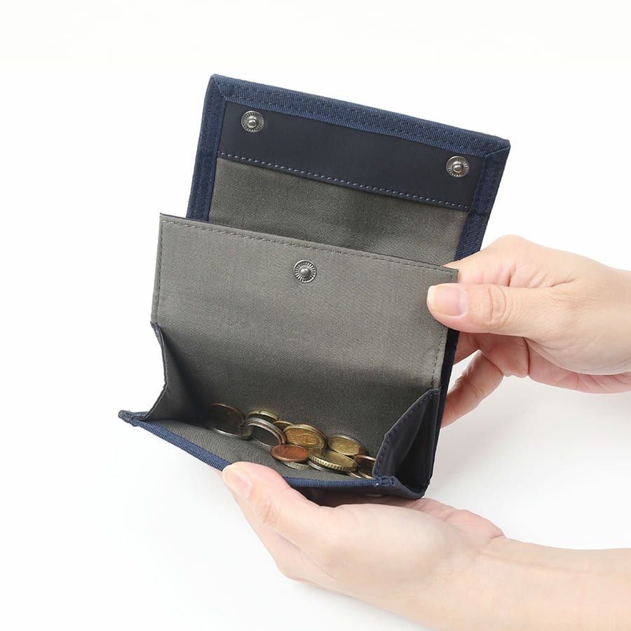 MOUSTACHE カラビナ付きコンパクト二つ折り財布 撥水ポリエステル×牛革 KXX-4422