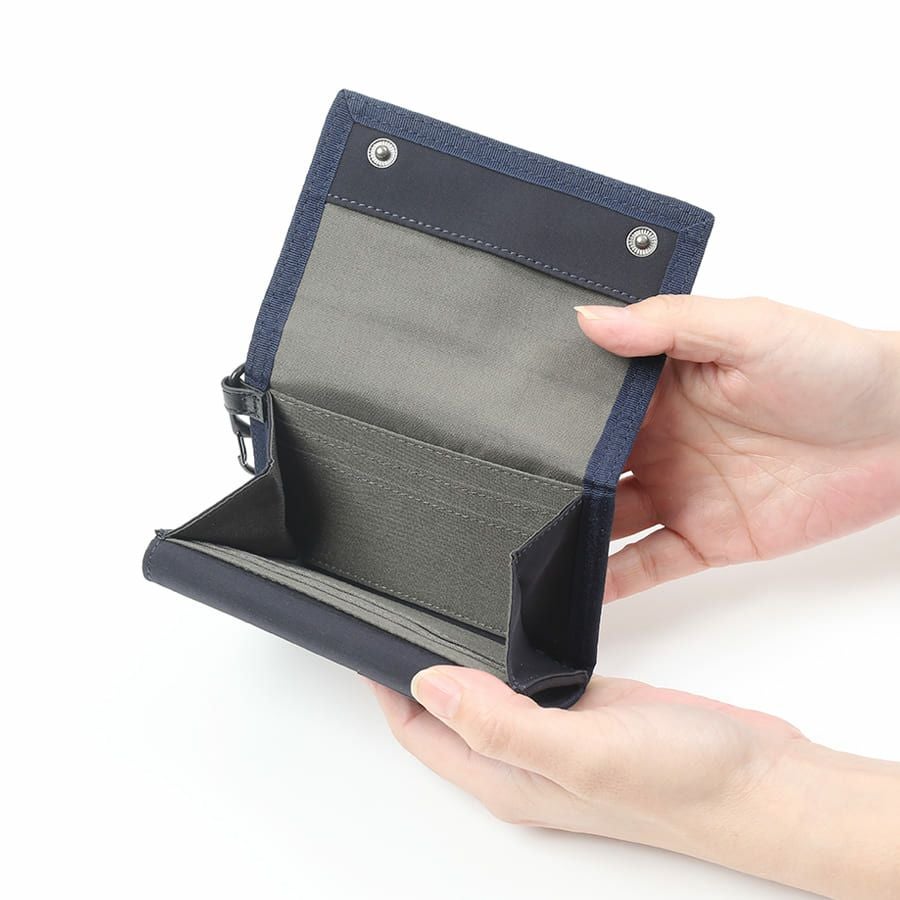 MOUSTACHE カラビナ付きコンパクト二つ折り財布 撥水ポリエステル×牛革 KXX-4422