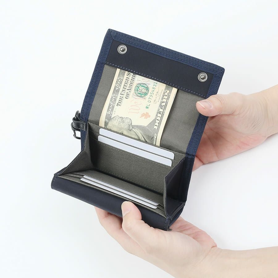 MOUSTACHE カラビナ付きコンパクト二つ折り財布 撥水ポリエステル×牛革 KXX-4422