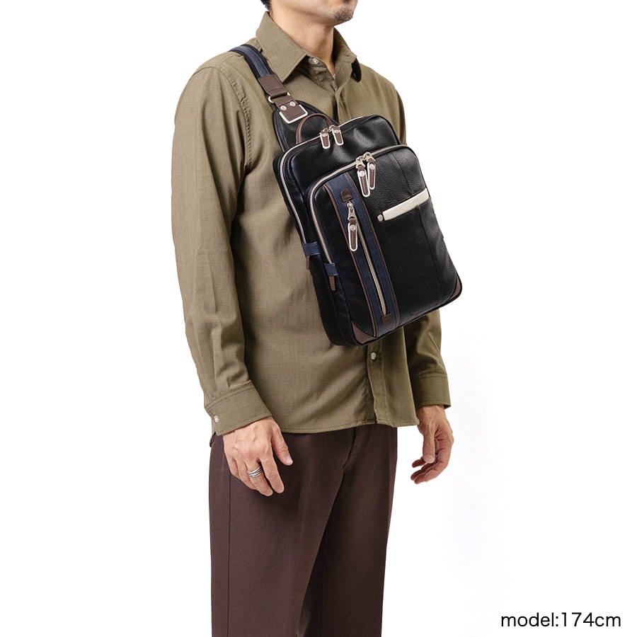 【WEB限定色】 MOUSTACHE ボディバッグ A4 合皮 YVQ-5998N